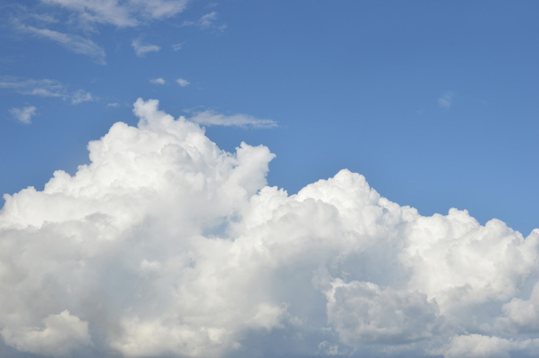 lakeus valkoisia pilviä taivaalla
 - Valokuva, kuva