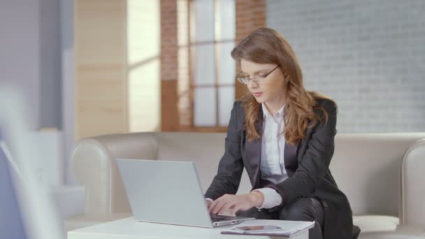 Stylish businesswoman working in luxury office, typing on laptop - Filmagem, Vídeo