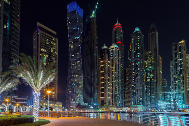 Panorama de la noche iluminada puerto deportivo de Dubai
 - Foto, Imagen