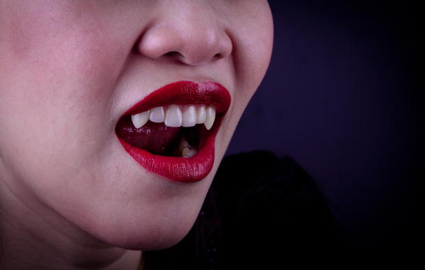 Halloween vampier vrouw op zwarte achtergrond - Foto, afbeelding