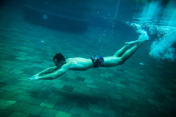 человек плавает под водой бассейн
 - Фото, изображение