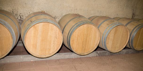 Stare beczki z winem w piwnicy na wino - Zdjęcie, obraz