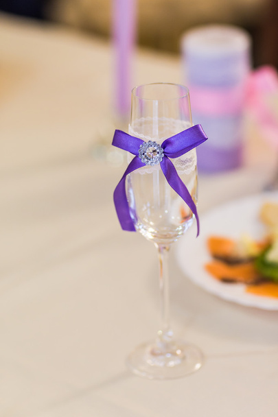 Düğün Close-Up şampanya cam masanın üzerine dekore edilmiştir. - Fotoğraf, Görsel