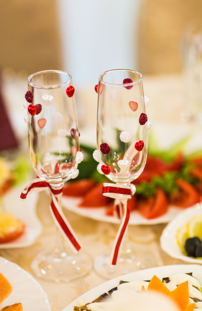 Close-up de taças de champanhe decoradas de casamento na mesa
 - Foto, Imagem