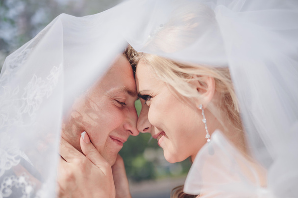 Junges Hochzeitspaar genießt romantische Momente - Foto, Bild