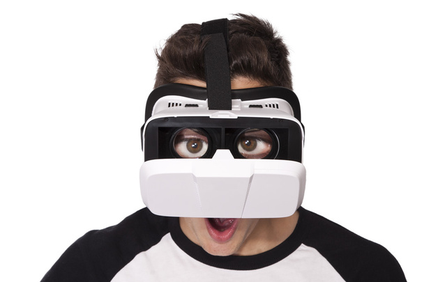 chico con visor de realidad virtual
 - Foto, Imagen