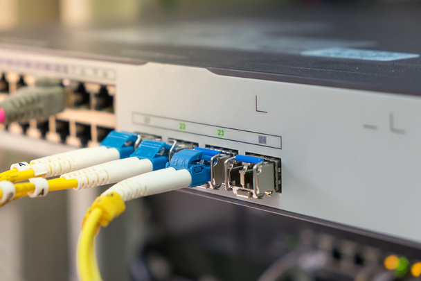 câbles à fibre optique brancher dans le commutateur réseau
 - Photo, image