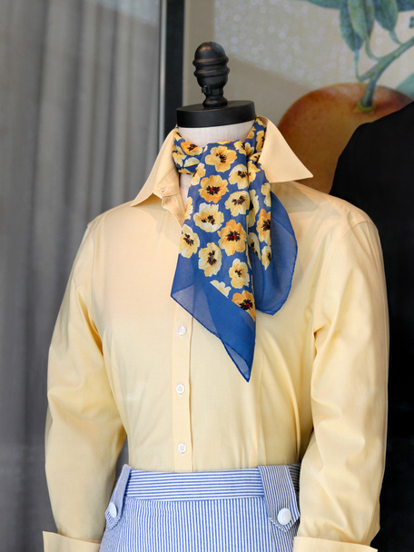 Colorful scarf on a mannequin - Foto, afbeelding