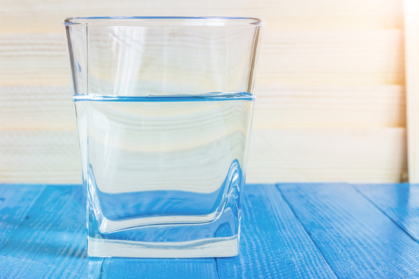 Water in  glass, on blue background - Foto, afbeelding