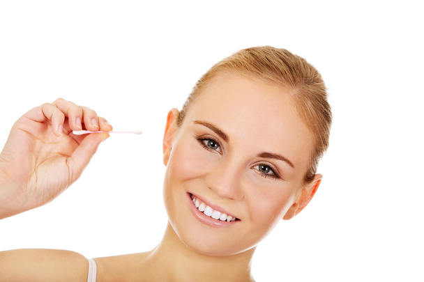 Giovane donna felice pulisce l'orecchio
 - Foto, immagini