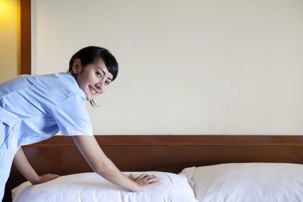 Asian maid working in hotel room - Φωτογραφία, εικόνα