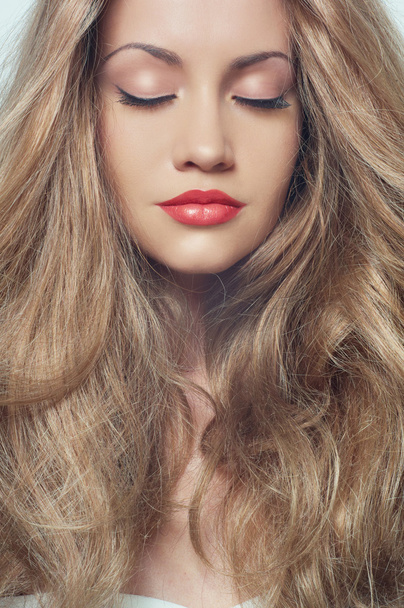Beautiful woman with magnificent hair - Foto, Imagen