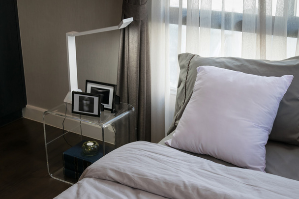 сучасна розкішна спальня з подушками і лампою
 - Фото, зображення