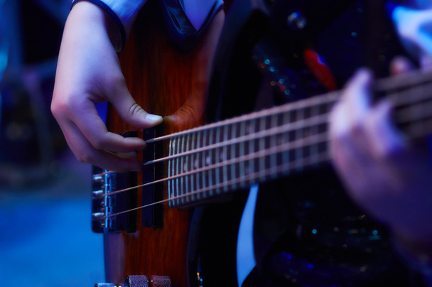dívka vhodné basová kytara - Fotografie, Obrázek