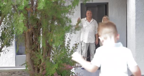 Mladá rodina přijede na návštěvu rodiče - Záběry, video