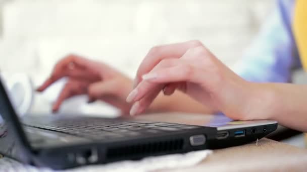 Kobiece ręce wpisujące na klawiaturze laptopa - Materiał filmowy, wideo