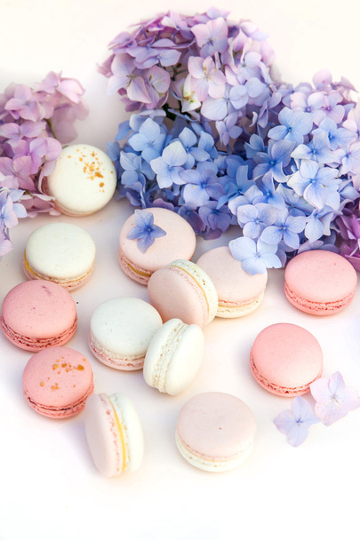  macarons com flores de hortênsia
 - Foto, Imagem