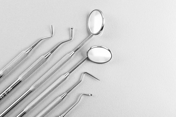 Крупним планом професійні стоматологічні інструменти
. - Фото, зображення