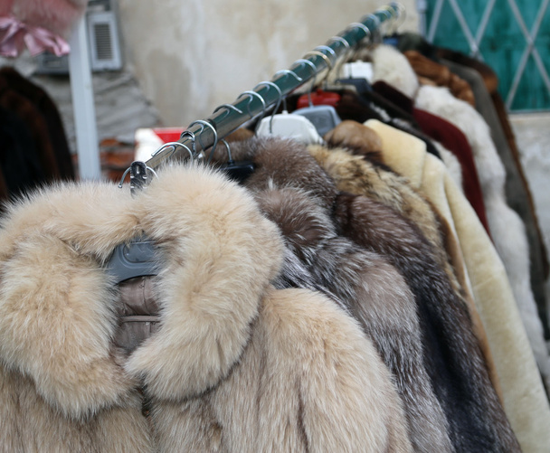 フリー マーケットでの販売のためのビンテージ スタイルで貴重な毛皮のコート - 写真・画像