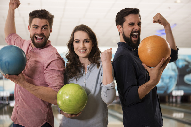 De winnaars van de bowlingspel  - Foto, afbeelding