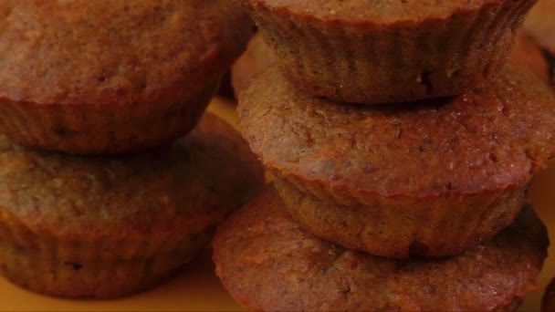Bir plaka üzerinde lezzetli muffins - Video, Çekim