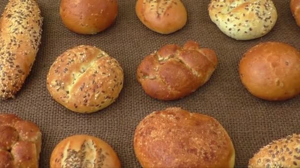 verschillende soorten volkoren brood en bolletjes, selectieve aandacht  - Video