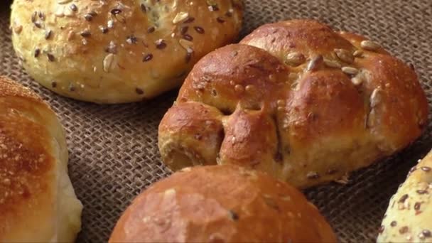 Différentes sortes de pains complets et rouleaux, mise au point sélective
  - Séquence, vidéo