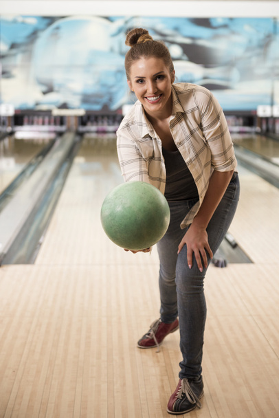 vrouw spelen bowling  - Foto, afbeelding