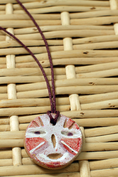Amuleto de argila africana
 - Foto, Imagem
