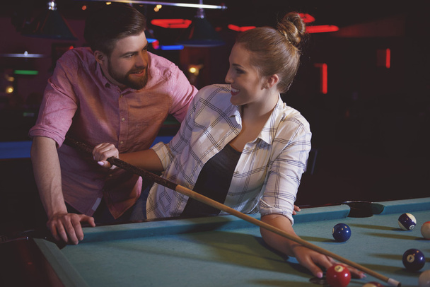 Flörtölés snooker játék közben pár  - Fotó, kép