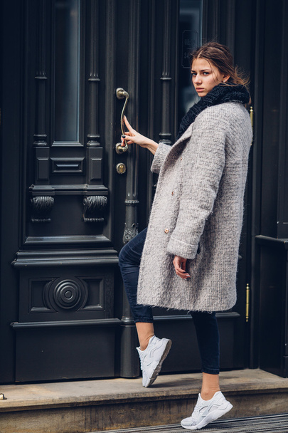 Beautiful woman opening the door to shop - Fotografie, Obrázek