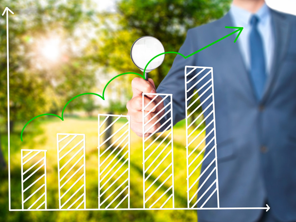 Sales Growth Graph - Бізнесмен тримає збільшувальне скло на шкурі
 - Фото, зображення