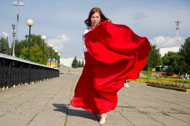 girl dancing in the city - Fotografie, Obrázek
