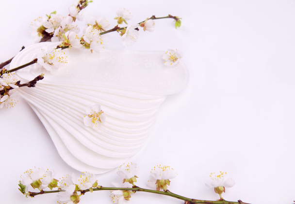 Cuscinetti sanitari e fiori di albicocca
 - Foto, immagini