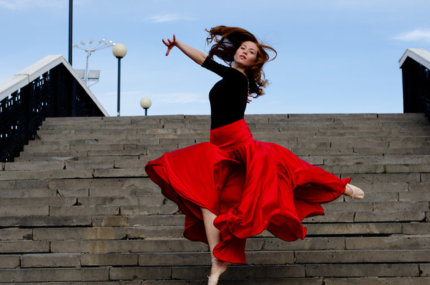 fille dansant dans la ville
 - Photo, image