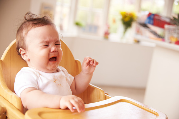 Ongelukkig Baby op maaltijd tijd - Foto, afbeelding