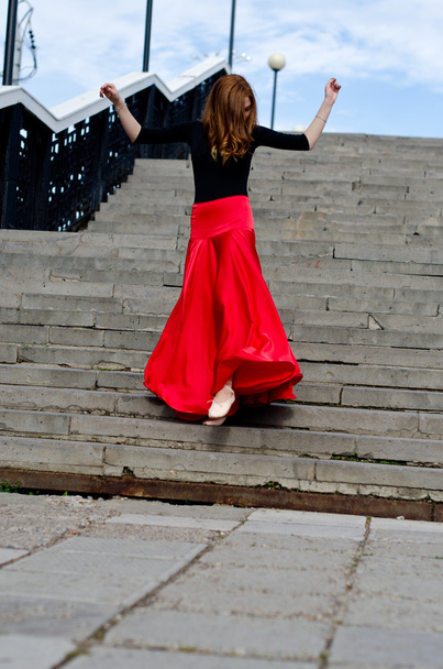 girl dancing in the city - Φωτογραφία, εικόνα