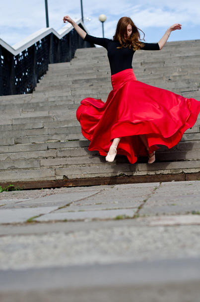 girl dancing in the city - Foto, afbeelding
