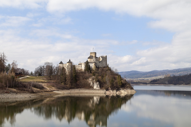 XIV century Niedzica Castle on the lake Czorsztyn in Poland - Foto, Imagem
