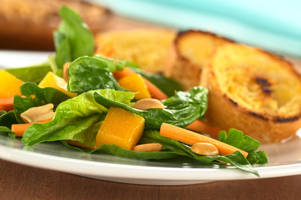 spinazie salade met mango wortel - Foto, afbeelding