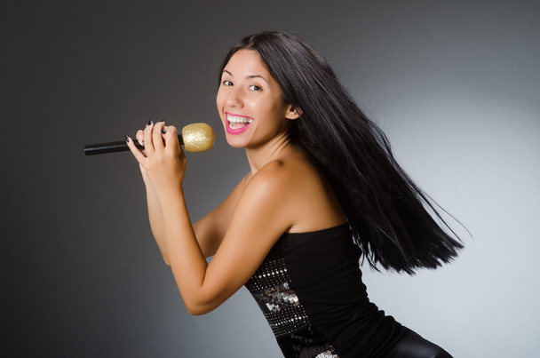Nuori nainen laulaa karaokeklubilla - Valokuva, kuva