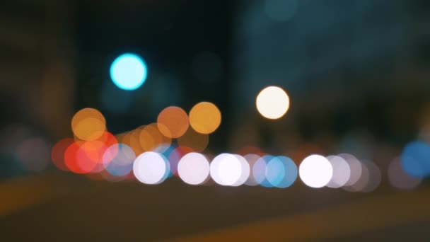 Занимательный большой город дефокусирует ночные светофоры реальной камерой Бокэ размытие - 4k
 - Кадры, видео