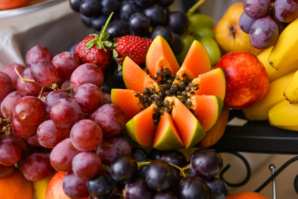 Diferentes tipos de uvas, papaya y plátanos en una mesa
 - Foto, imagen