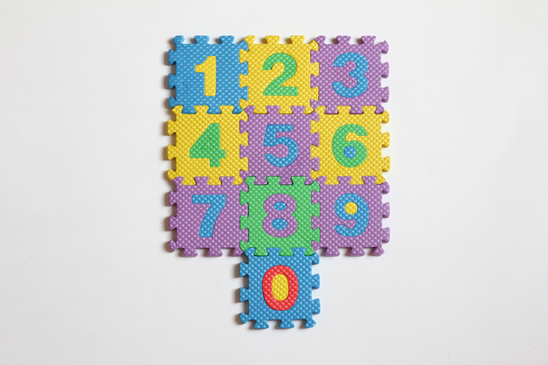 Número peça de quebra-cabeça no fundo branco
 - Foto, Imagem
