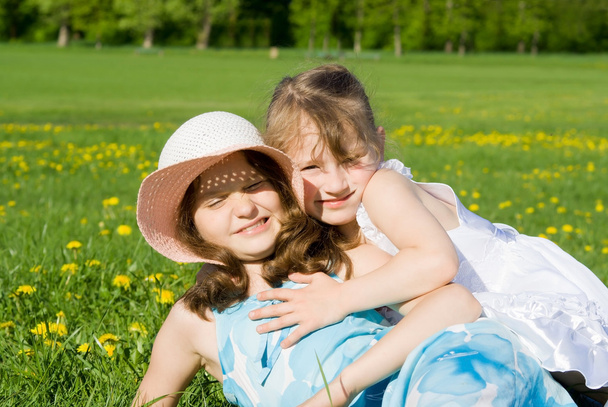 Two girls sitting in the meadow - Foto, Imagem