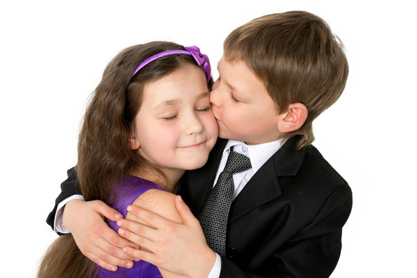 Gelukkige kinderen hebben leuke, knuffelen en zoenen.  - Foto, afbeelding