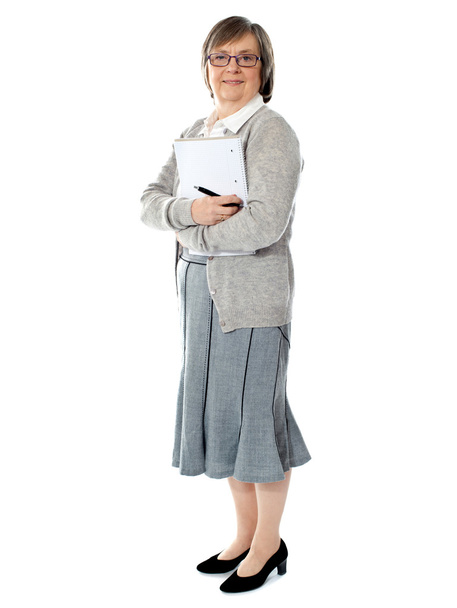 Teljes hossza portriat egy idős nő szállító üzleti dokumentumok - Fotó, kép