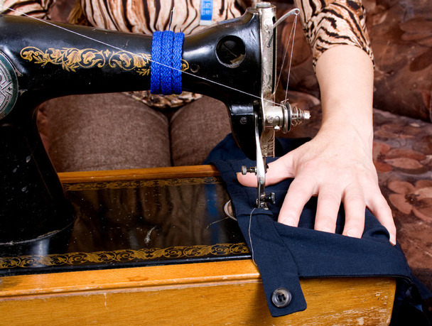 Руки швачки на швейній машинці
 - Фото, зображення