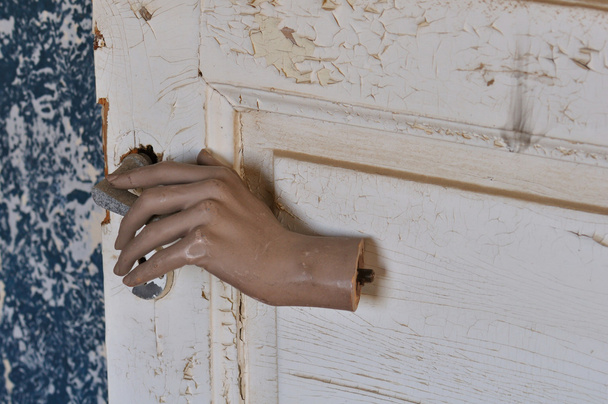 manekýn panenka rukou staré dveře - Fotografie, Obrázek