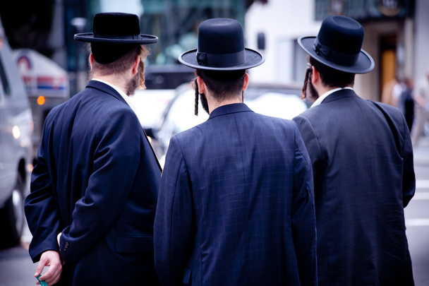 Hombres judíos con sombrero en una ciudad moderna
 - Foto, Imagen
